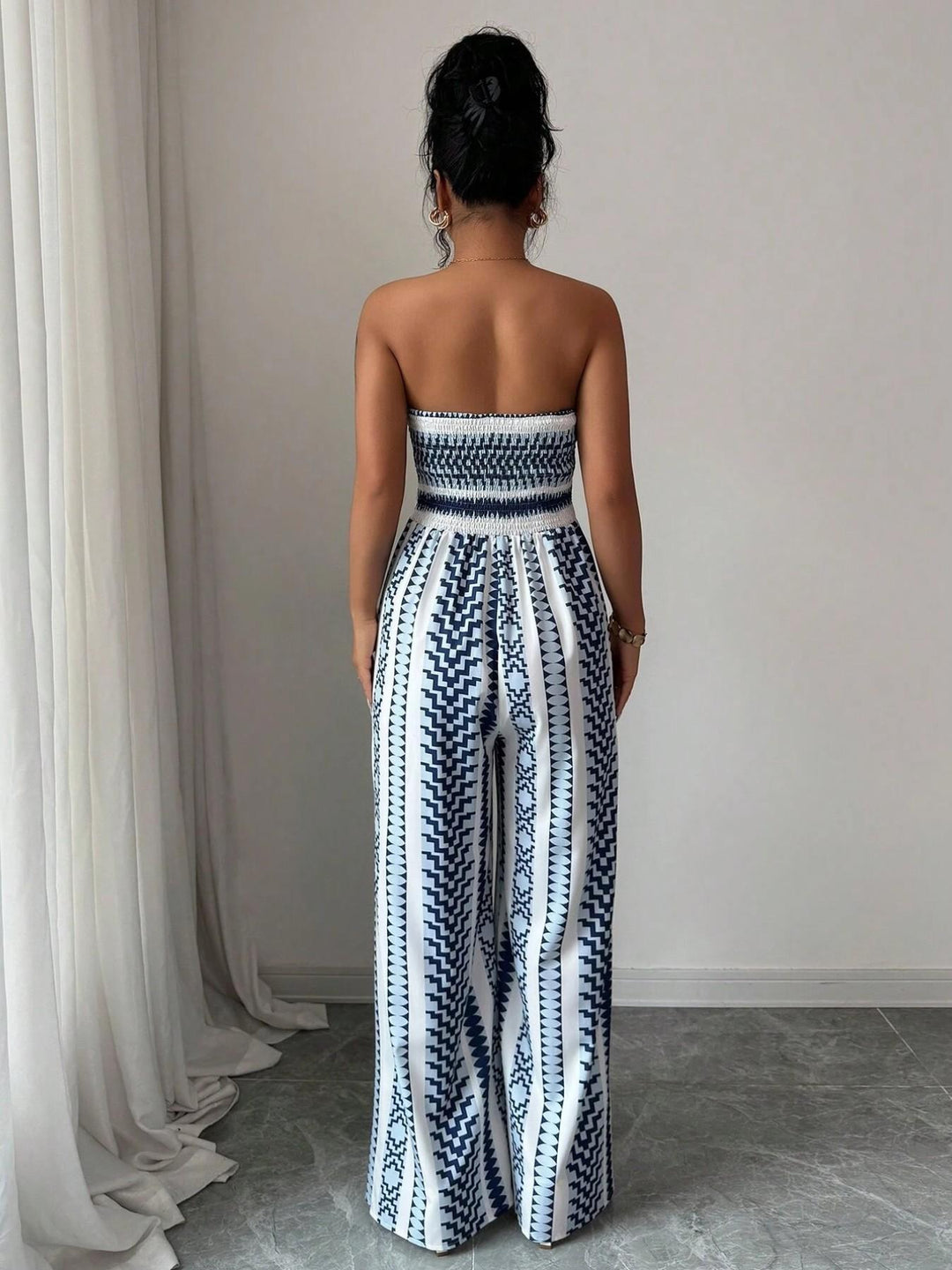 👗50% OFF NOW!💥Geometric Jumpsuit with Halter Neckline & Side Slit – Unique print & elastic back – Versatile, perfect for summer parties or resort wear ✨