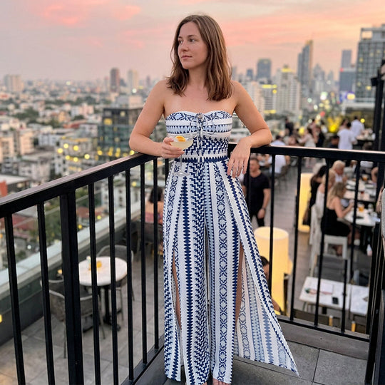 👗50% OFF NOW!💥Geometric Jumpsuit with Halter Neckline & Side Slit – Unique print & elastic back – Versatile, perfect for summer parties or resort wear ✨