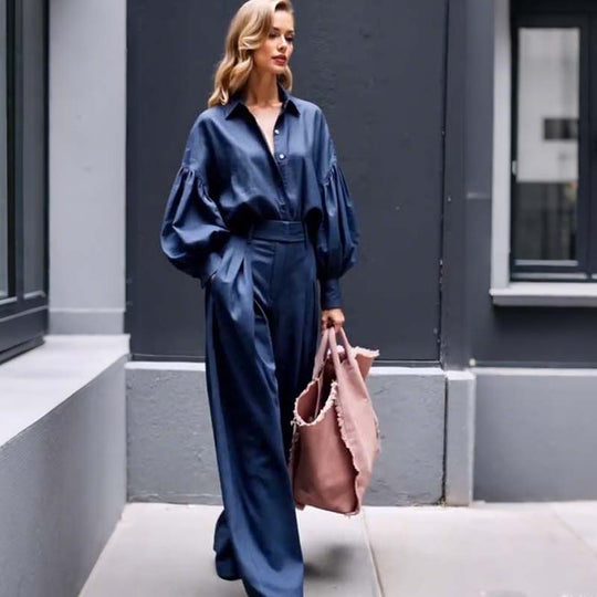 Jednobarevná souprava volné košile s dlouhým rukávem a širokých kalhot s klopou