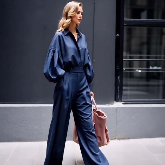 Jednobarevná souprava volné košile s dlouhým rukávem a širokých kalhot s klopou