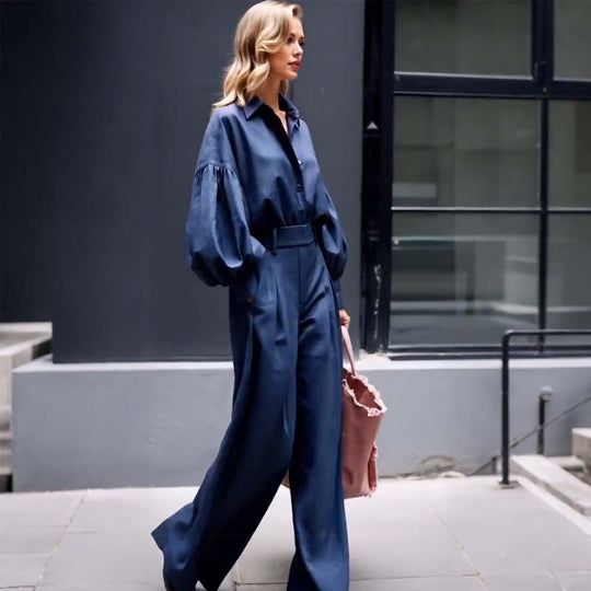 Jednobarevná souprava volné košile s dlouhým rukávem a širokých kalhot s klopou