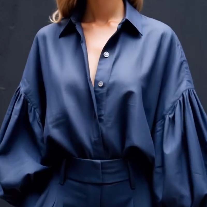 Jednobarevná souprava volné košile s dlouhým rukávem a širokých kalhot s klopou