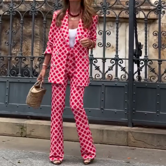 Елегантна дама са јединственим принтом са металним дугметом са џеповима са ревером и комплет панталона са еластичним појасом