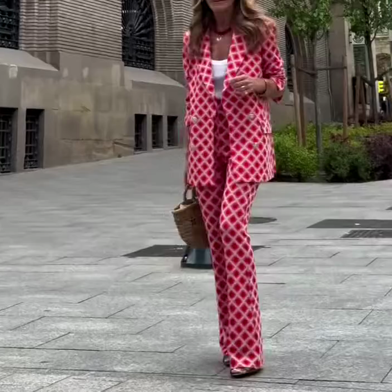 Елегантна дама са јединственим принтом са металним дугметом са џеповима са ревером и комплет панталона са еластичним појасом