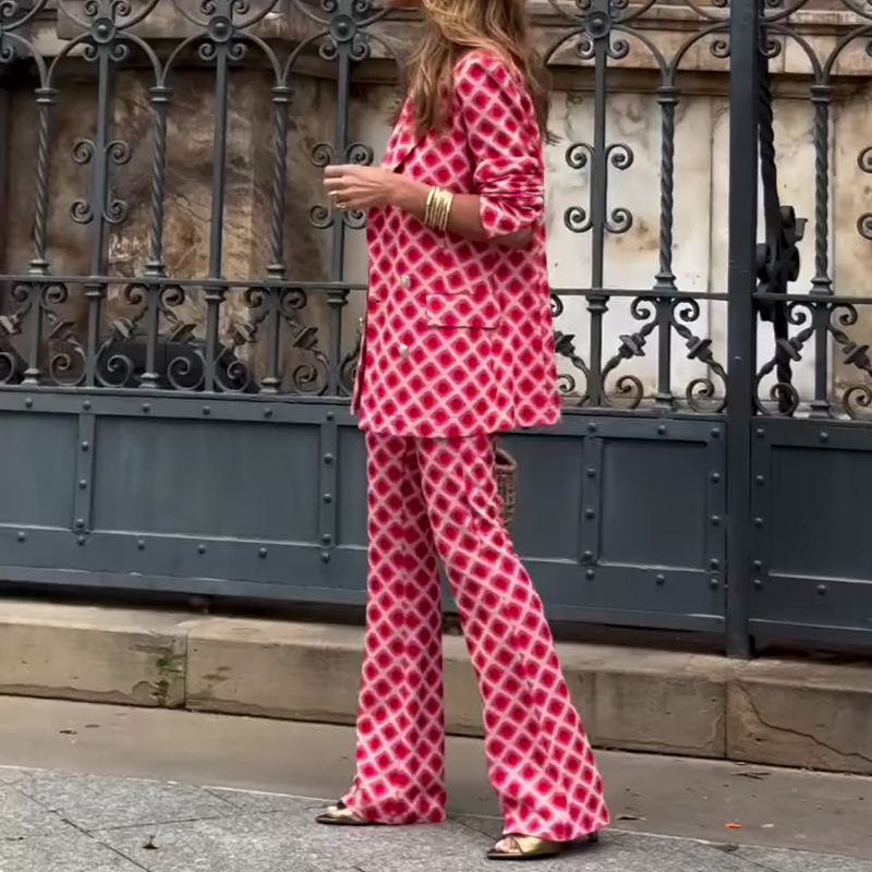 Елегантна дама са јединственим принтом са металним дугметом са џеповима са ревером и комплет панталона са еластичним појасом