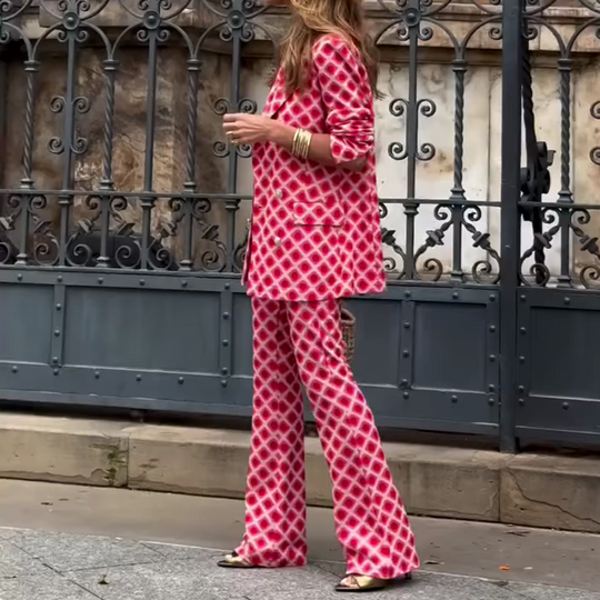 Елегантна дама са јединственим принтом са металним дугметом са џеповима са ревером и комплет панталона са еластичним појасом