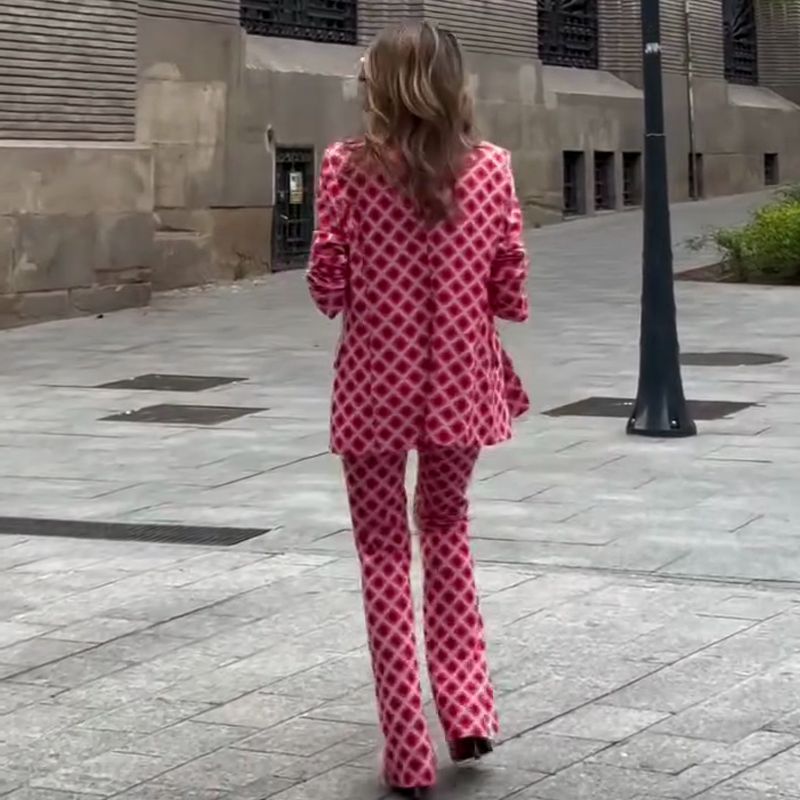 Елегантна дама са јединственим принтом са металним дугметом са џеповима са ревером и комплет панталона са еластичним појасом