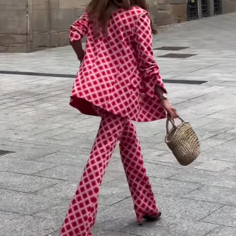 Елегантна дама са јединственим принтом са металним дугметом са џеповима са ревером и комплет панталона са еластичним појасом