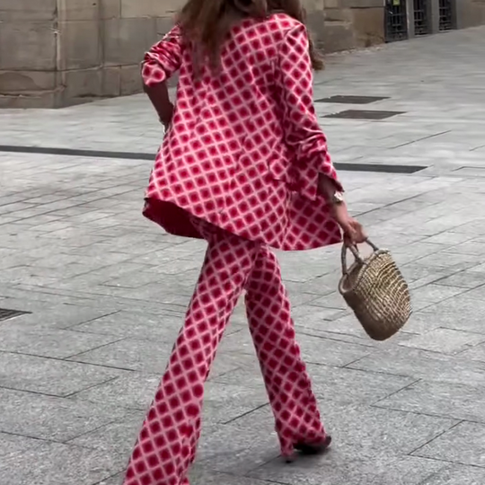 Елегантна дама са јединственим принтом са металним дугметом са џеповима са ревером и комплет панталона са еластичним појасом