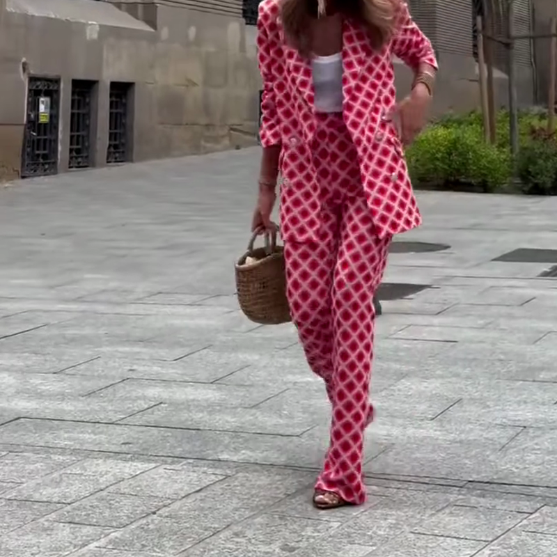 Елегантна дама са јединственим принтом са металним дугметом са џеповима са ревером и комплет панталона са еластичним појасом