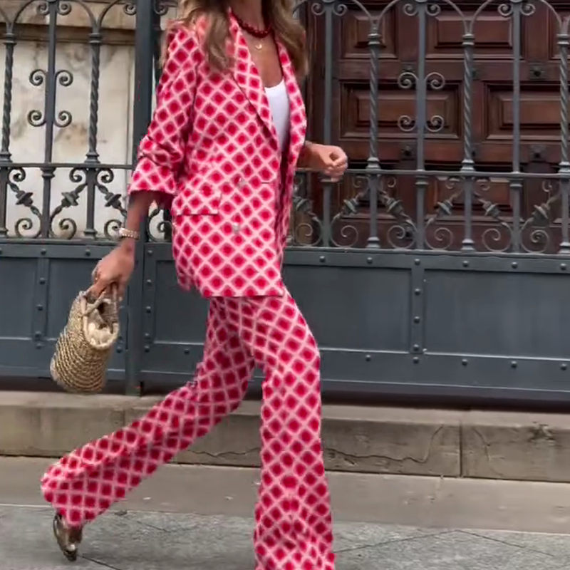 Елегантна дама са јединственим принтом са металним дугметом са џеповима са ревером и комплет панталона са еластичним појасом