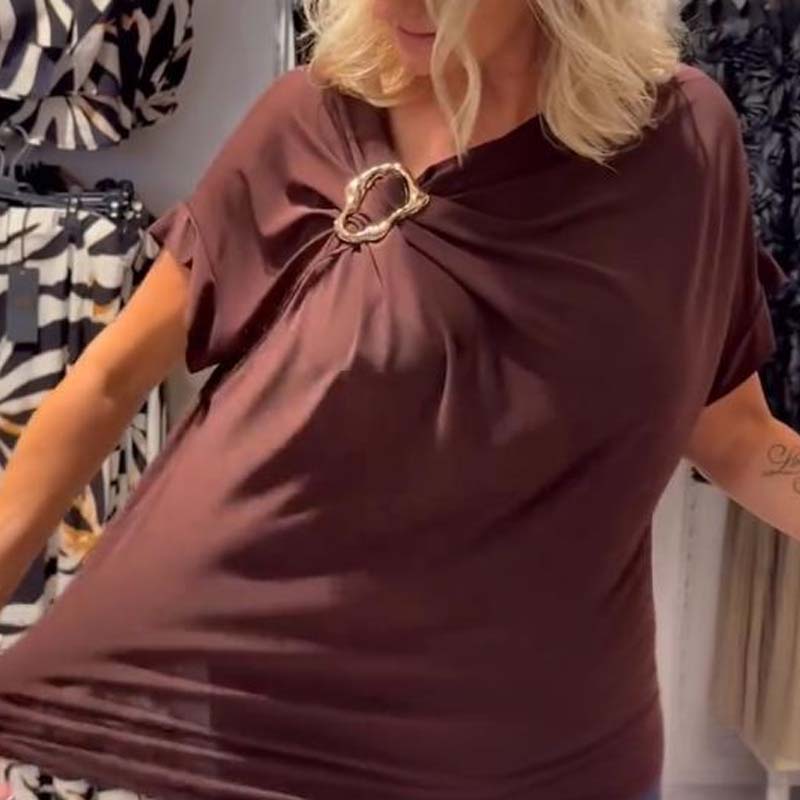 Stilingas moteriškas asimetriškos iškirptės viršus trumpomis rankovėmis