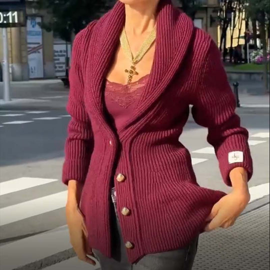 Ženski pleteni pulover s dubokim izrezom i dugmadima