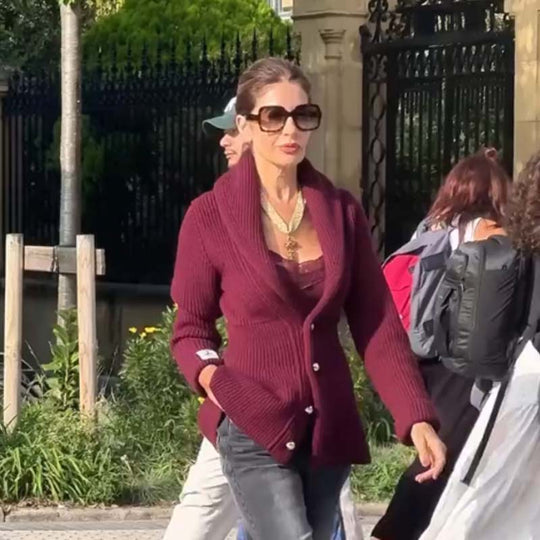 Ženski pleteni pulover s dubokim izrezom i dugmadima