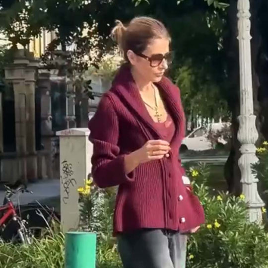 Ženski pleteni pulover s dubokim izrezom i dugmadima