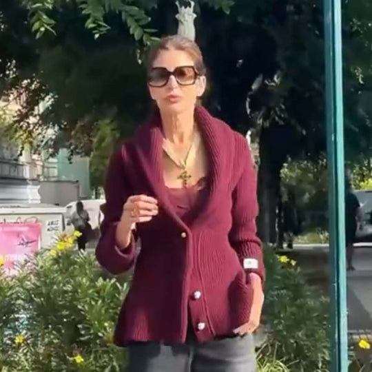 Ženski pleteni pulover s dubokim izrezom i dugmadima