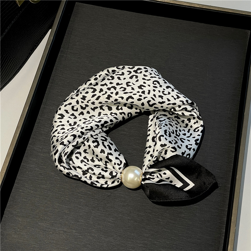 🌸No-Tie Magnetic Pearl Clasp Soft Scarf💟Everyday Versatile Pieces📢📢LIMITED-TIME 50% OFF!!