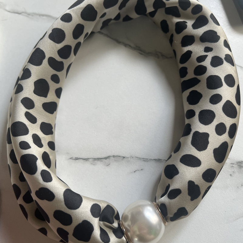 🌸No-Tie Magnetic Pearl Clasp Soft Scarf💟Everyday Versatile Pieces📢📢LIMITED-TIME 50% OFF!!