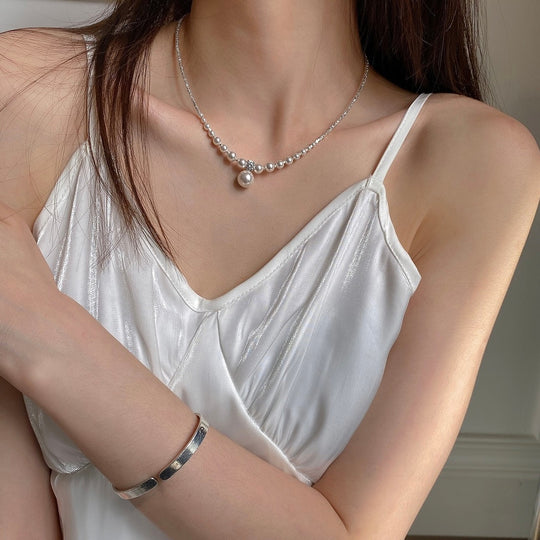 Colar de pérolas de prata esmagada com design de nicho